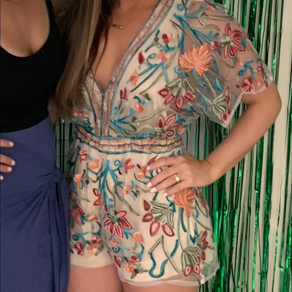 Selfie Leslie Cecelia Romper Size Large - Picture 4 of 10